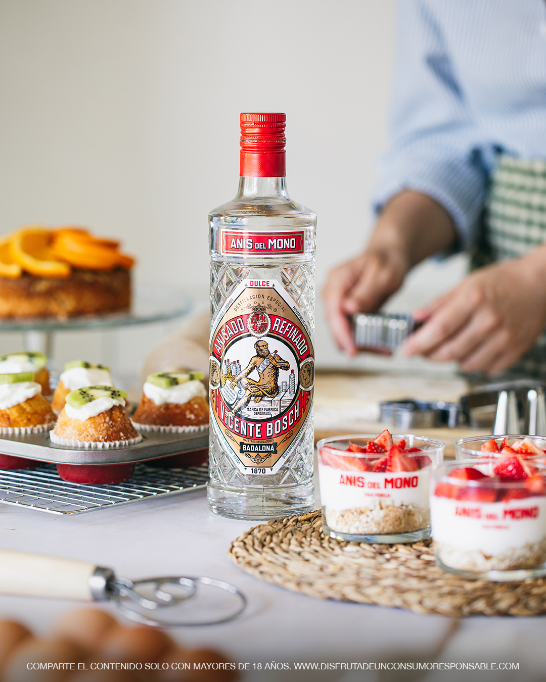Unos lo llaman "darle vidilla", nosotros lo llamamos echarle un chorrito de Anis del Mono....​

Y tú, ¿eres de "darle vidilla a los postres"?​

#DaleVidilla #Repostería #AnísDelMono